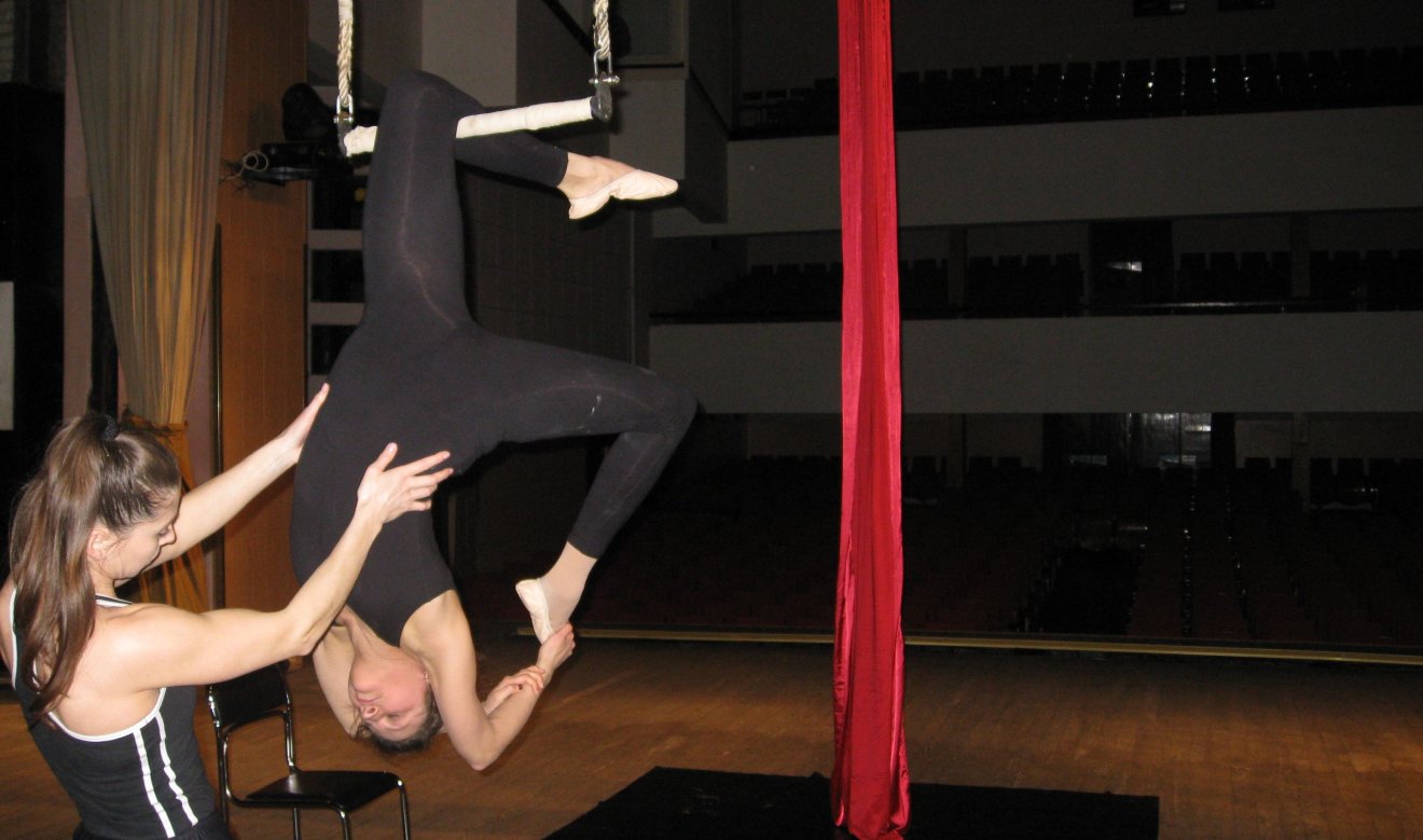 Упр. на трапеции (воздушная растяжка)